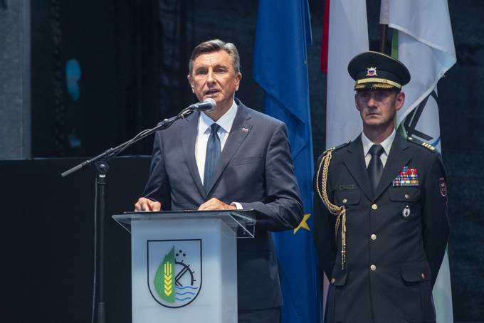 Predsednik Republike Slovenije Borut Pahor se je v Črenšovcih udeležil osrednje regijske proslave ob dnevu združitve prekmurskih Slovencev z matičnim narodom